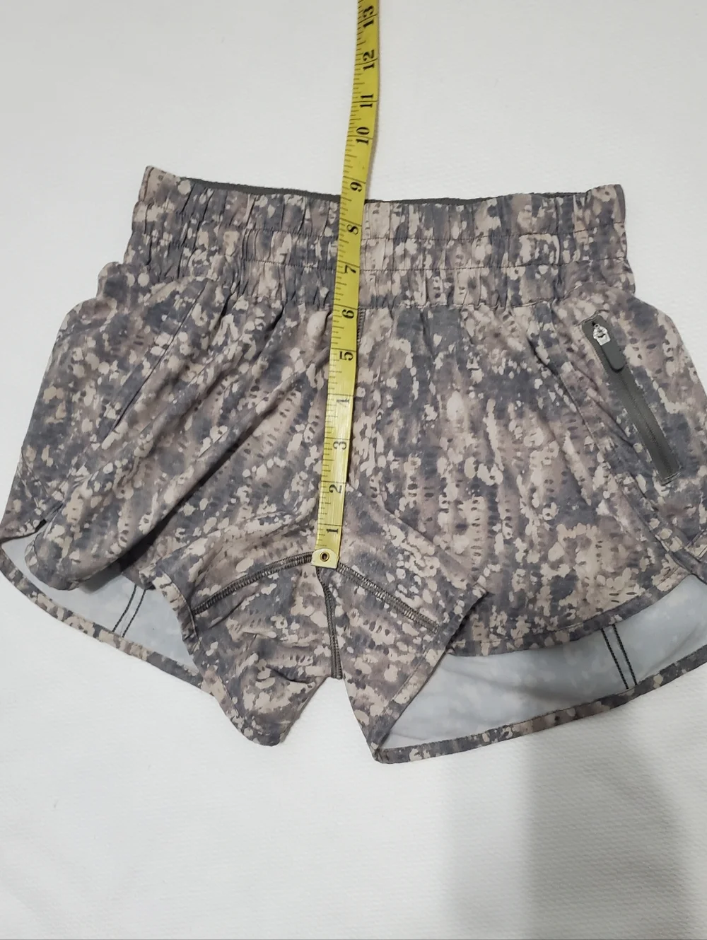 Lululemon Tracker Shorts V 4" Gritstone White Opal Multi Size 4 - Picture 10 of 10